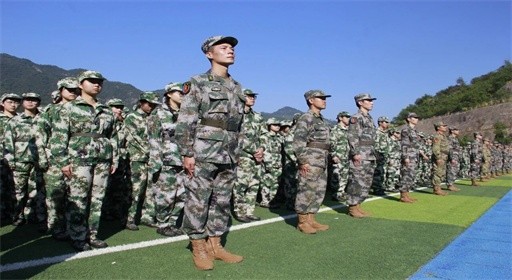 迷彩映日，青春启航！福州工商学院2026级新生军训开训式隆重举行